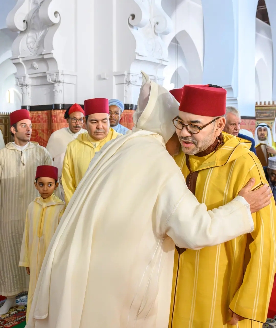 أمير المؤمنين يؤدي صلاة عيد الفطر بالمسجد المحمدي بالدار البيضاء ويتقبل التهاني بهذه المناسبة السعيدة